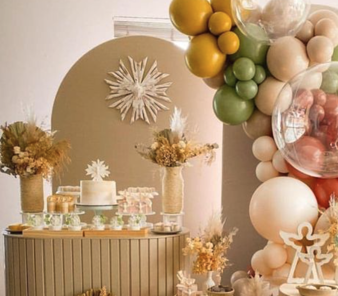 Decoração da celebração e feijoada com balões e mesa de doces